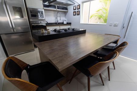 Casa à venda com 265m², 4 quartos e 2 vagas Casa à venda com 265m², 4 quartos e 2 vagasCozinha
