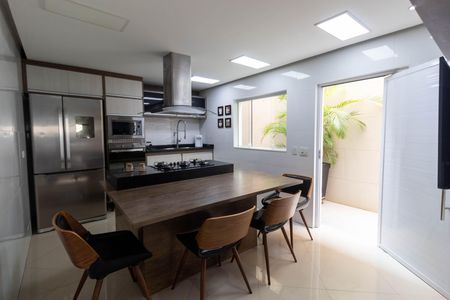 Casa à venda com 265m², 4 quartos e 2 vagas Casa à venda com 265m², 4 quartos e 2 vagasCozinha