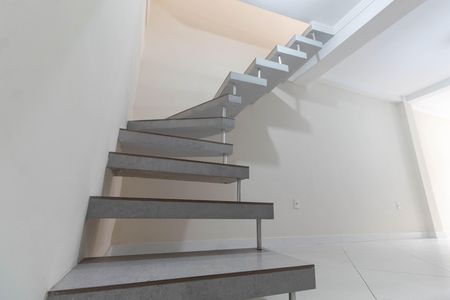 Casa à venda com 265m², 4 quartos e 2 vagas Casa à venda com 265m², 4 quartos e 2 vagasEscada