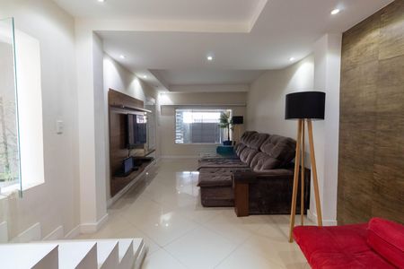 Casa à venda com 265m², 4 quartos e 2 vagas Casa à venda com 265m², 4 quartos e 2 vagasSala