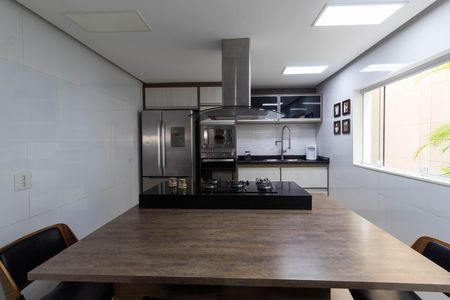 Casa à venda com 265m², 4 quartos e 2 vagas Casa à venda com 265m², 4 quartos e 2 vagasCozinha
