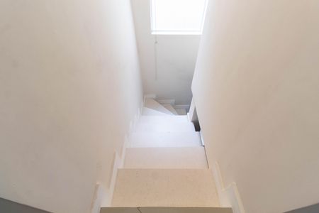 Casa à venda com 265m², 4 quartos e 2 vagas Casa à venda com 265m², 4 quartos e 2 vagasEscada