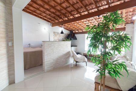 Casa à venda com 265m², 4 quartos e 2 vagas Casa à venda com 265m², 4 quartos e 2 vagasVaranda
