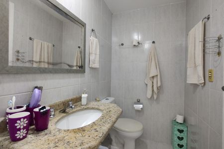 Apartamento à venda com 149m², 4 quartos e 2 vagas Apartamento à venda com 149m², 4 quartos e 2 vagasBanheiro Social 2