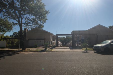 Casa à venda com 124m², 3 quartos e 2 vagas Casa à venda com 124m², 3 quartos e 2 vagasFachada