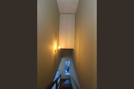 Casa à venda com 124m², 3 quartos e 2 vagas Casa à venda com 124m², 3 quartos e 2 vagasEscada