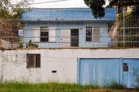 Casa à venda com 199m², 5 quartos e 4 vagas Casa à venda com 199m², 5 quartos e 4 vagasFachada