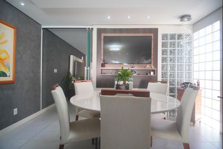 Casa à venda com 212m², 4 quartos e 1 vaga Casa à venda com 212m², 4 quartos e 1 vagaSala de Jantar