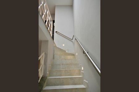 Casa à venda com 190m², 3 quartos e 3 vagas Casa à venda com 190m², 3 quartos e 3 vagasEscada