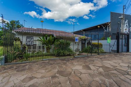 Casa para alugar com 588m², 3 quartos e 3 vagas Casa para alugar com 588m², 3 quartos e 3 vagasFachada