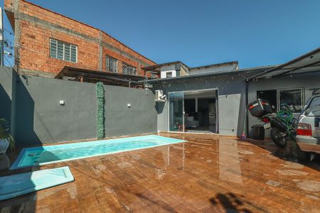 Casa à venda com 100m², 3 quartos e 3 vagas Casa à venda com 100m², 3 quartos e 3 vagasPiscina
