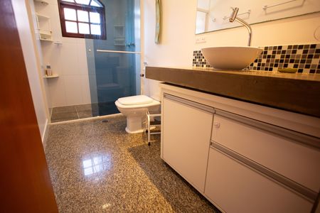Casa à venda com 235m², 3 quartos e 3 vagas Casa à venda com 235m², 3 quartos e 3 vagasBanheiro Social