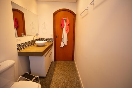 Casa à venda com 235m², 3 quartos e 3 vagas Casa à venda com 235m², 3 quartos e 3 vagasBanheiro Social