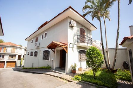 Casa à venda com 235m², 3 quartos e 3 vagas Casa à venda com 235m², 3 quartos e 3 vagasFachada