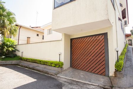 Casa à venda com 235m², 3 quartos e 3 vagas Casa à venda com 235m², 3 quartos e 3 vagasFachada