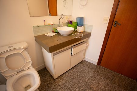 Casa à venda com 235m², 3 quartos e 3 vagas Casa à venda com 235m², 3 quartos e 3 vagasBanheiro Social