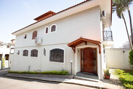 Casa à venda com 235m², 3 quartos e 3 vagas Casa à venda com 235m², 3 quartos e 3 vagasFachada