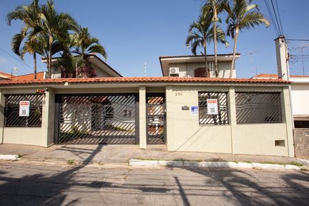 Casa à venda com 235m², 3 quartos e 3 vagas Casa à venda com 235m², 3 quartos e 3 vagasFachada