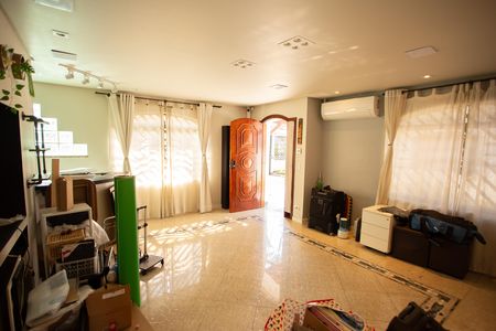 Casa à venda com 235m², 3 quartos e 3 vagas Casa à venda com 235m², 3 quartos e 3 vagasSala