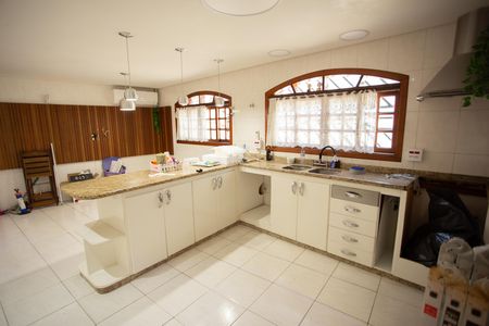 Casa à venda com 235m², 3 quartos e 3 vagas Casa à venda com 235m², 3 quartos e 3 vagasCozinha