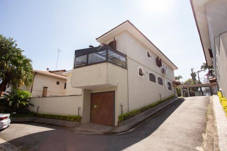 Casa à venda com 235m², 3 quartos e 3 vagas Casa à venda com 235m², 3 quartos e 3 vagasFachada