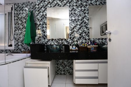 Casa à venda com 400m², 4 quartos e 5 vagas Casa à venda com 400m², 4 quartos e 5 vagasBanheiro da Suíte 2