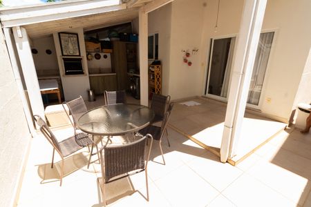 Casa de condomínio à venda com 90m², 3 quartos e 2 vagas Casa de condomínio à venda com 90m², 3 quartos e 2 vagasÁREA EXTERNA FUNDOS