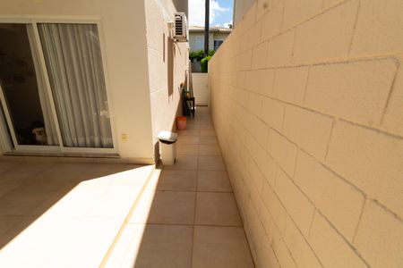 Casa de condomínio à venda com 90m², 3 quartos e 2 vagas Casa de condomínio à venda com 90m², 3 quartos e 2 vagasÁREA EXTERNA LATERAL