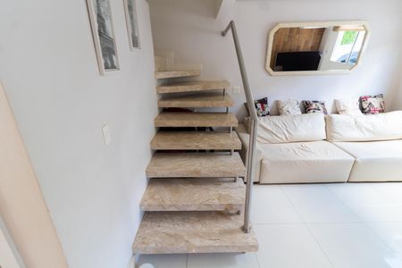 Casa de condomínio à venda com 90m², 3 quartos e 2 vagas Casa de condomínio à venda com 90m², 3 quartos e 2 vagasESCADA ACESSO