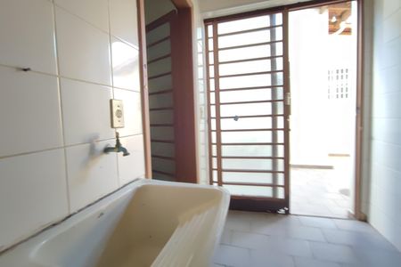 Casa à venda com 220m², 4 quartos e 2 vagas Casa à venda com 220m², 4 quartos e 2 vagasEdícula - Área de Serviço