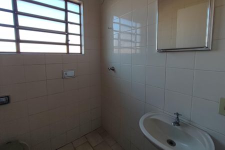 Casa à venda com 220m², 4 quartos e 2 vagas Casa à venda com 220m², 4 quartos e 2 vagasEdícula - Banheiro
