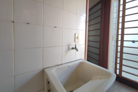 Casa à venda com 220m², 4 quartos e 2 vagas Casa à venda com 220m², 4 quartos e 2 vagasEdícula - Área de Serviço