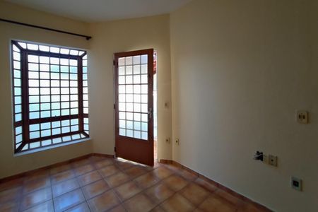 Casa à venda com 220m², 4 quartos e 2 vagas Casa à venda com 220m², 4 quartos e 2 vagasSala de Estar