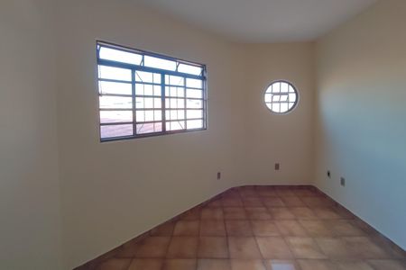 Casa à venda com 220m², 4 quartos e 2 vagas Casa à venda com 220m², 4 quartos e 2 vagasEdícula - Sala