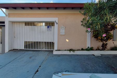 Casa à venda com 220m², 4 quartos e 2 vagas Casa à venda com 220m², 4 quartos e 2 vagasFachada