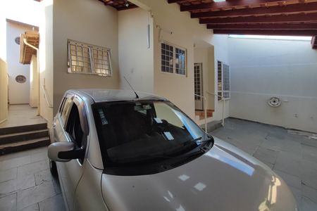 Casa à venda com 220m², 4 quartos e 2 vagas Casa à venda com 220m², 4 quartos e 2 vagasQuintal - Garagem