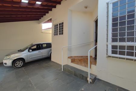 Casa à venda com 220m², 4 quartos e 2 vagas Casa à venda com 220m², 4 quartos e 2 vagasQuintal - Garagem