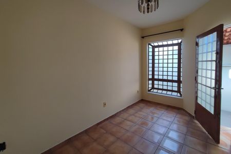 Casa à venda com 220m², 4 quartos e 2 vagas Casa à venda com 220m², 4 quartos e 2 vagasSala de Estar