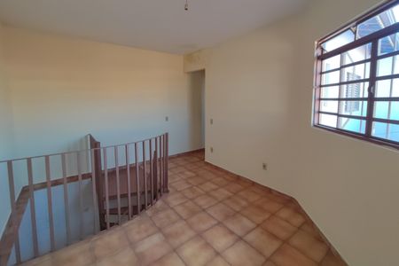 Casa à venda com 220m², 4 quartos e 2 vagas Casa à venda com 220m², 4 quartos e 2 vagasEdícula - Sala