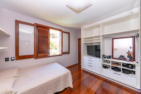 Casa à venda com 516m², 4 quartos e 4 vagas Casa à venda com 516m², 4 quartos e 4 vagasSuíte 4