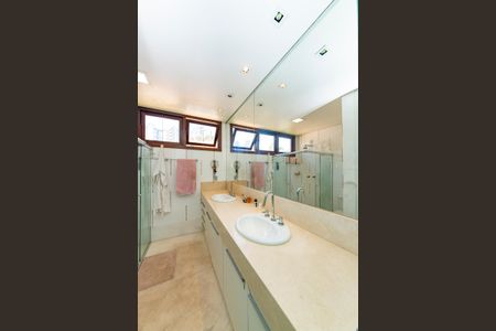 Casa à venda com 516m², 4 quartos e 4 vagas Casa à venda com 516m², 4 quartos e 4 vagasBanheiro da Suíte 1