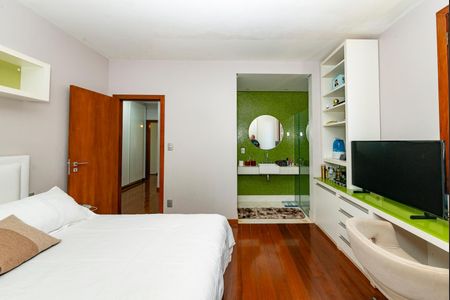 Casa à venda com 516m², 4 quartos e 4 vagas Casa à venda com 516m², 4 quartos e 4 vagasSuíte 3