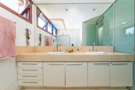 Casa à venda com 516m², 4 quartos e 4 vagas Casa à venda com 516m², 4 quartos e 4 vagasBanheiro da Suíte 1