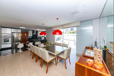 Casa à venda com 516m², 4 quartos e 4 vagas Casa à venda com 516m², 4 quartos e 4 vagasSala 4