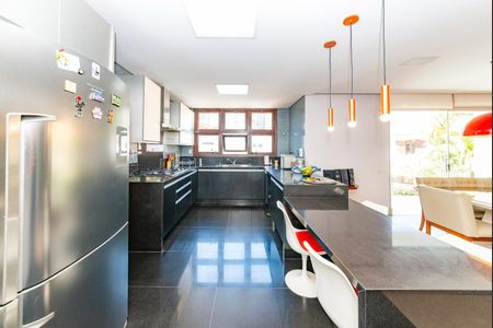 Casa à venda com 516m², 4 quartos e 4 vagas Casa à venda com 516m², 4 quartos e 4 vagasCozinha