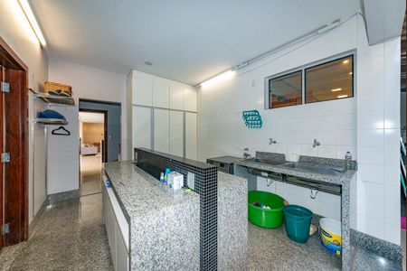 Casa à venda com 516m², 4 quartos e 4 vagas Casa à venda com 516m², 4 quartos e 4 vagasÁrea de Serviço