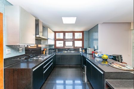 Casa à venda com 516m², 4 quartos e 4 vagas Casa à venda com 516m², 4 quartos e 4 vagasCozinha