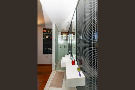 Casa à venda com 516m², 4 quartos e 4 vagas Casa à venda com 516m², 4 quartos e 4 vagasBanheiro da Suíte 2