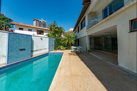 Casa à venda com 516m², 4 quartos e 4 vagas Casa à venda com 516m², 4 quartos e 4 vagasPiscina
