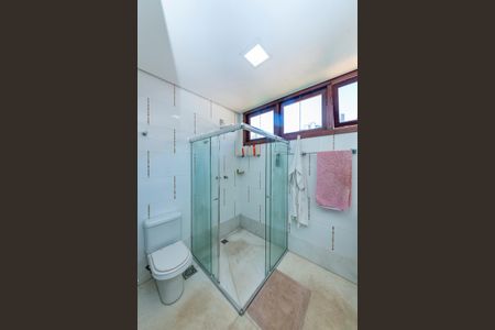 Casa à venda com 516m², 4 quartos e 4 vagas Casa à venda com 516m², 4 quartos e 4 vagasBanheiro da Suíte 1